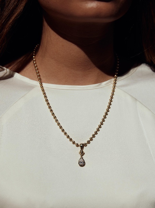 Diamond pendant by Studio 24 © Image courtesy of Studio 24