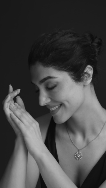 For the one who glows effortlessly.

The Inner Radiance Natural Diamond Intention Pendant captures the quiet brilliance within, a light that doesn’t fade, only deepens.

A pendant that mirrors your warmth, your glow, your golden hour.

💫 Send this to the one who lights up every room she walks into.

#DeBeersGroup #NaturalDiamonds #IntentionPendants #LoveFromUniverse #HeeraHaiSadaKeLiye

[De Beers Group, A Diamond Is Forever, Heera Hai Sada Ke Liye, Jewellery, Gifting, Natural Diamond Pendants, Luxury Jewellery]