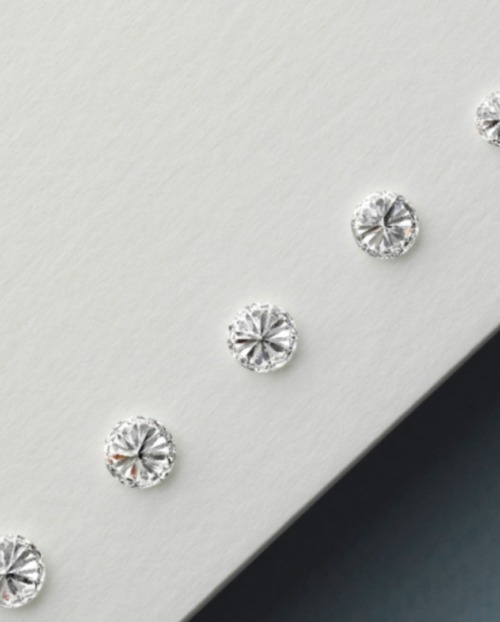 Natural diamonds with different carat weights lined up