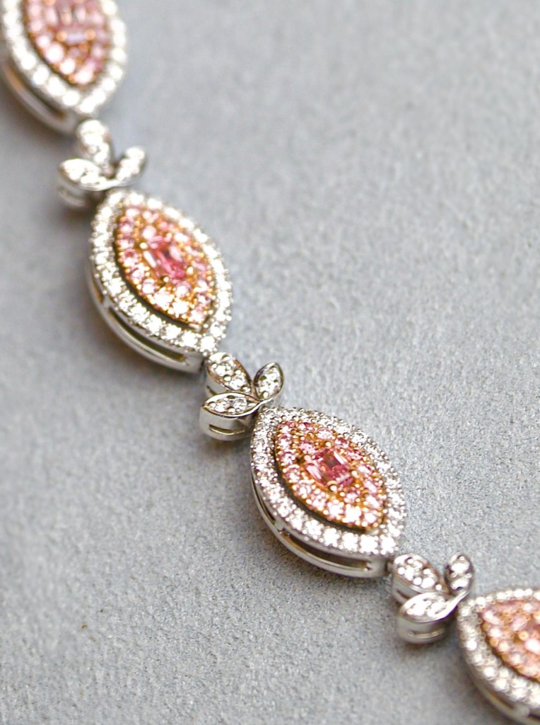 Jewellery featuring coloured diamonds