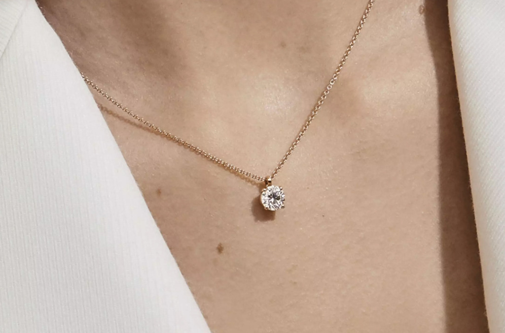 A simple diamond pendant