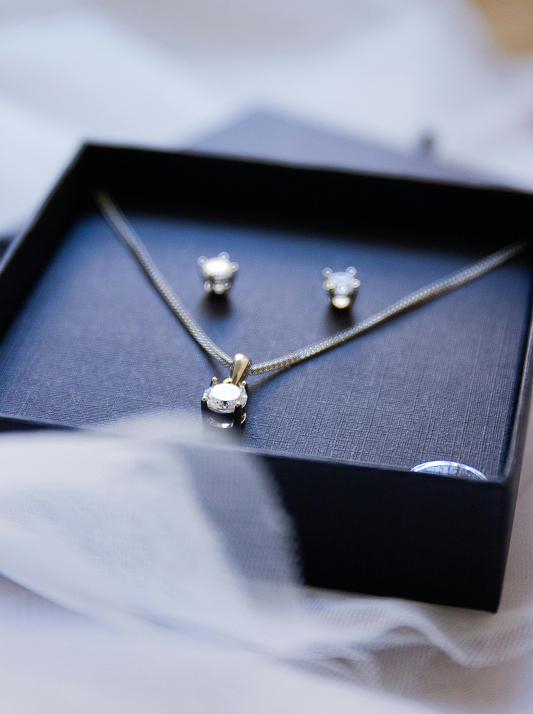 Natural diamond jewellery