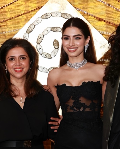 Rhea Kapoor, Shweta Harit, Khushi Kapoor and Lakshmi Madhavan at India Art Fair for De Beers