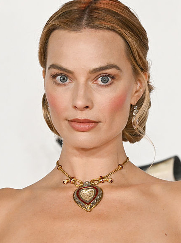 Margot Robbie wearing the Taj Mahal diamond necklace