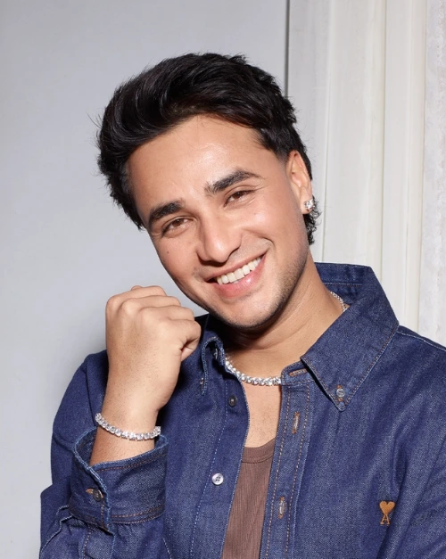 Cricketer Abhishek Sharma wearing natural diamond jewellery