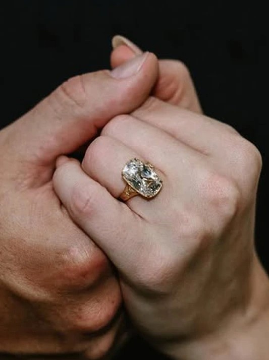 Close up of Taylor Swift's diamond engagement ring