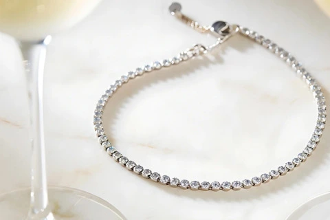 Diamond anniversary gifts for milestone years: how natural diamond jewellery celebrates love