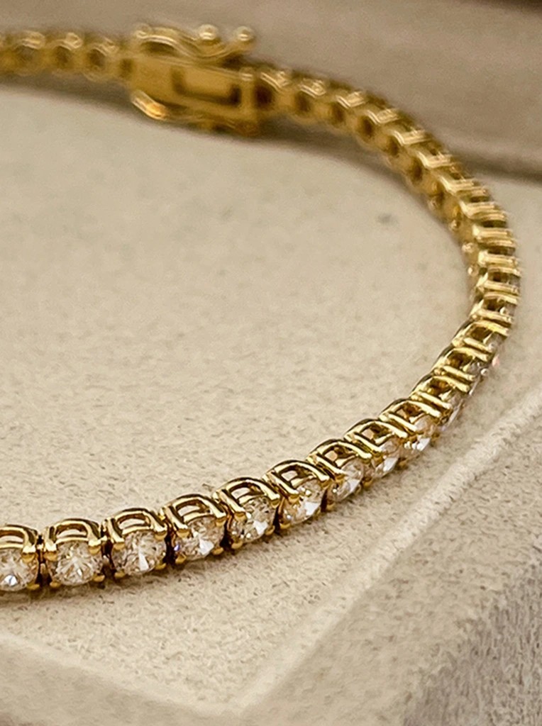 Close up of a diamond tennis bracelet