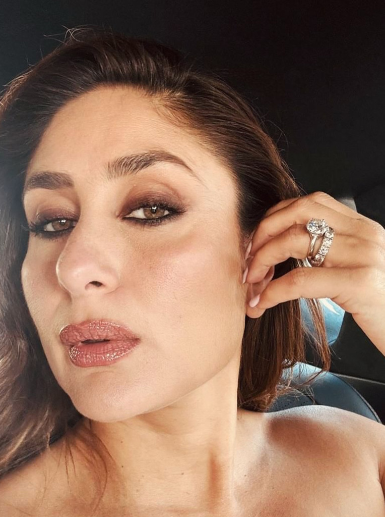 Kareena Kapoor Khan showing her diamond ring stack