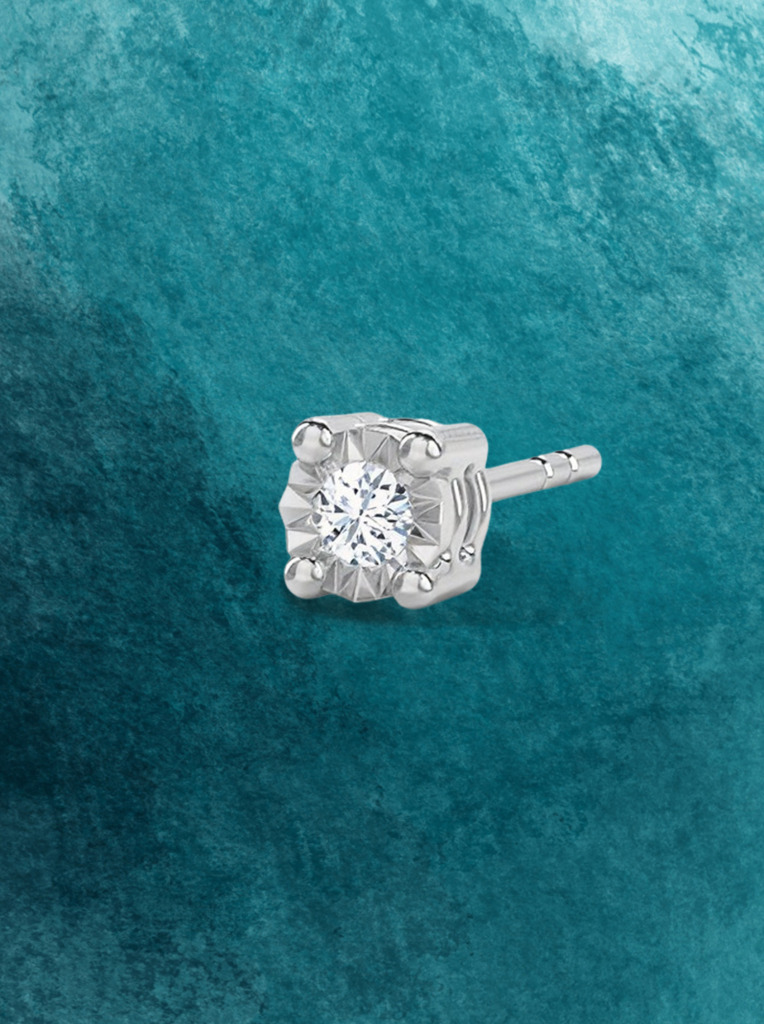 Mark-diamond-ear-stud_Caratlane