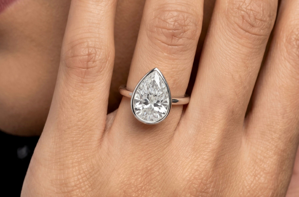 Pear-Shaped-Diamond-Guide_Pear-cut-bezel-set-engagement