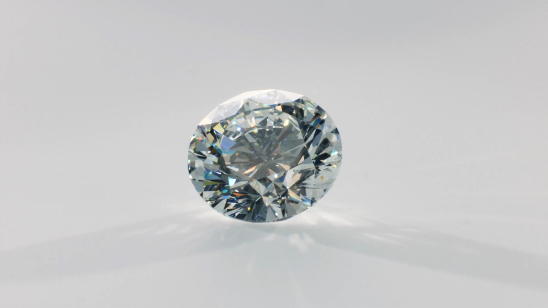 Single round-cut natural diamond reflecting light against a plain white backdrop.