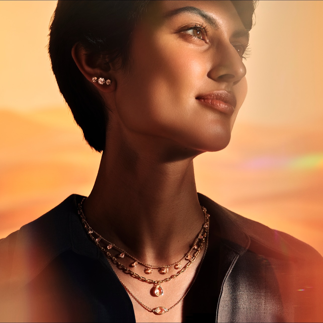 When the sun spotlights #desertdiamonds, their champagne and amber hues take center stage. 
💎: @williamwelstead_jewels 
#ADiamondIsForever #NaturalDiamonds #NaturalDiamondJewelry #DiamondNecklaces #DiamondEarrings