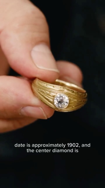 Diamond expert @Nobleshield's featuring an exceptional Tiffany ring today - early‑1900s craftsmanship in hand‑carved 20k gold, set with a Golconda diamond in one of the first American round brilliant cuts. A piece with real heritage. Final episode coming soon.
#NaturalDiamonds #ADiamondisForever #TiffanyandCo #DiamondRing