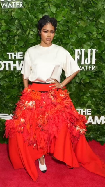 The stunning @teyanataylor wearing custom earrings and rings from Bernard James, and bracelets from WWAKE and Grandview Klein Diamonds to the 2025 Gotham Awards ❤️🔥💎
#desertdiamonds #naturaldiamonds