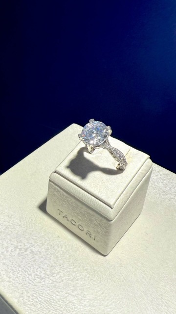 Family-owned @tacoriofficial Nadine & Paul Tacorian share how they create a wearable piece of art from start to finish, adorned with natural diamonds. Stay tuned for more.
#ADiamondIsForever #NaturalDiamonds #NaturalDiamondJewelry #Tacori #Milgrain #DesignProcess