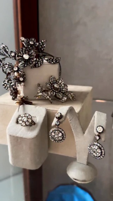 @keyamour Founder Dana Kiyomura on why antique natural diamonds are the ultimate sustainable “recycle flex.” Stay tuned for more.
#ADiamondIsForever #NaturalDiamonds #NaturalDiamondJewelry #AntiqueDiamonds #AntiqueJewelry #AntiqueJewelryCollector