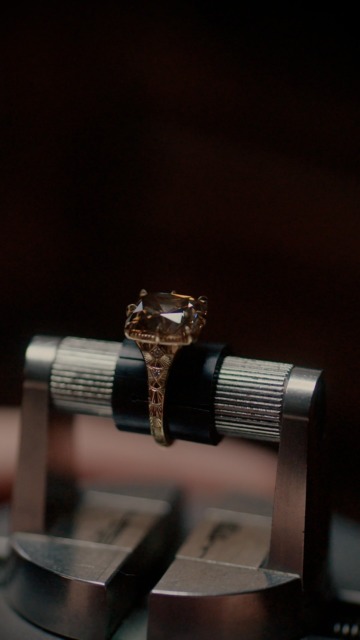 @kindredlubeck’s biggest career milestone? Designing @taylorswift’s gorgeous elongated cushion-cut engagement ring. 💍
And with Sotheby’s Gem Drop, she has more to add to her list. Gemstone dealer-turned-friend Anup Jogani (@theraregemdealer) has nothing but praise for Kindred’s artistic vision and genuine personality. Stay tuned for more.
#ADiamondIsForever #NaturalDiamonds #TaylorSwift #DiamondEngagementRing #OldMineCut #CushionCut #CushionCutEngagementRing #desertdiamonds