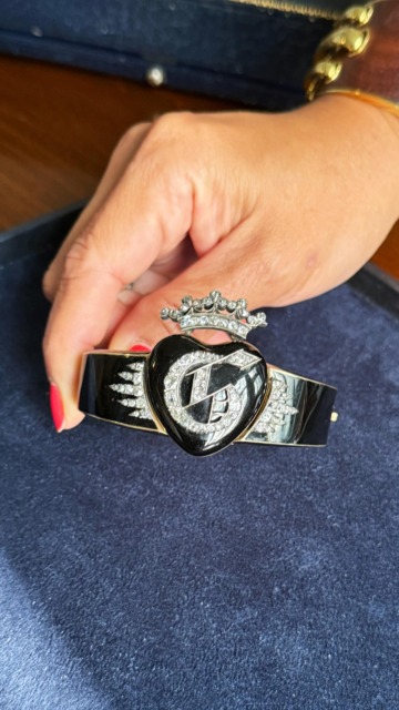 @keyamour Founder Dana Kiyomura shares the historic lore behind two antique natural diamond jewelry pieces, both with a twist. Watch until the end to find out. 

#ADiamondIsForever #NaturalDiamonds #NaturalDiamondJewelry #AntiqueDiamonds #AntiqueJewelry #AntiqueJewelryCollector #HeirloomJewelry #HeirloomDiamonds