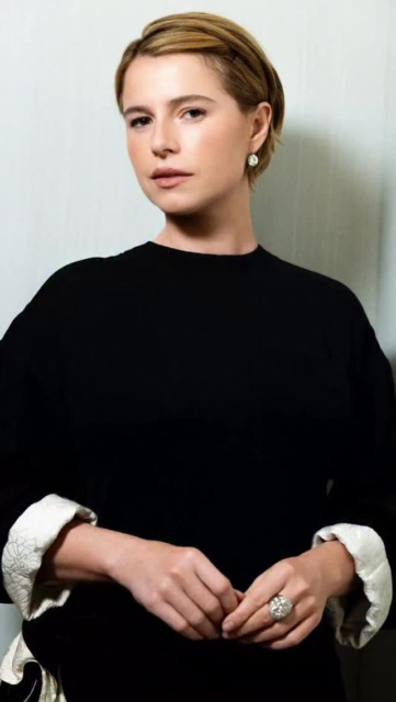 A behind-the-scenes look at the effortlessly cool Jessie Buckley in #naturaldiamonds by @leightonjewels, styled by @daniellegoldberg for @thegotham
#ADiamondIsForever #Desertdiamonds #DiamondRing #DiamondEarrings