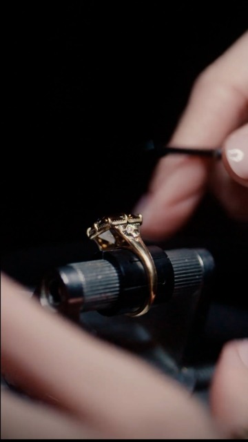 #desertdiamonds are iconic for a reason. @kindredlubeck & Anup Jogani (@theraregemdealer) share why they’re drawn to these warm-toned natural beauties.
#ADiamondIsForever #NaturalDiamonds #TaylorSwift #DiamondRing #NaturalDiamondRing