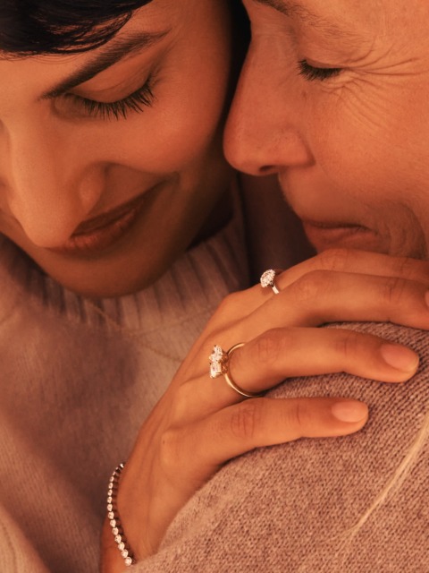 This holiday season, give the warmth of a #desertdiamonds embrace.
💎: @rachelbostonjewellery @debeersofficial
#ADiamondIsForever #NaturalDiamonds #DiamondBracelet #DiamondRing #GiftInspo #HolidayGiftGuide