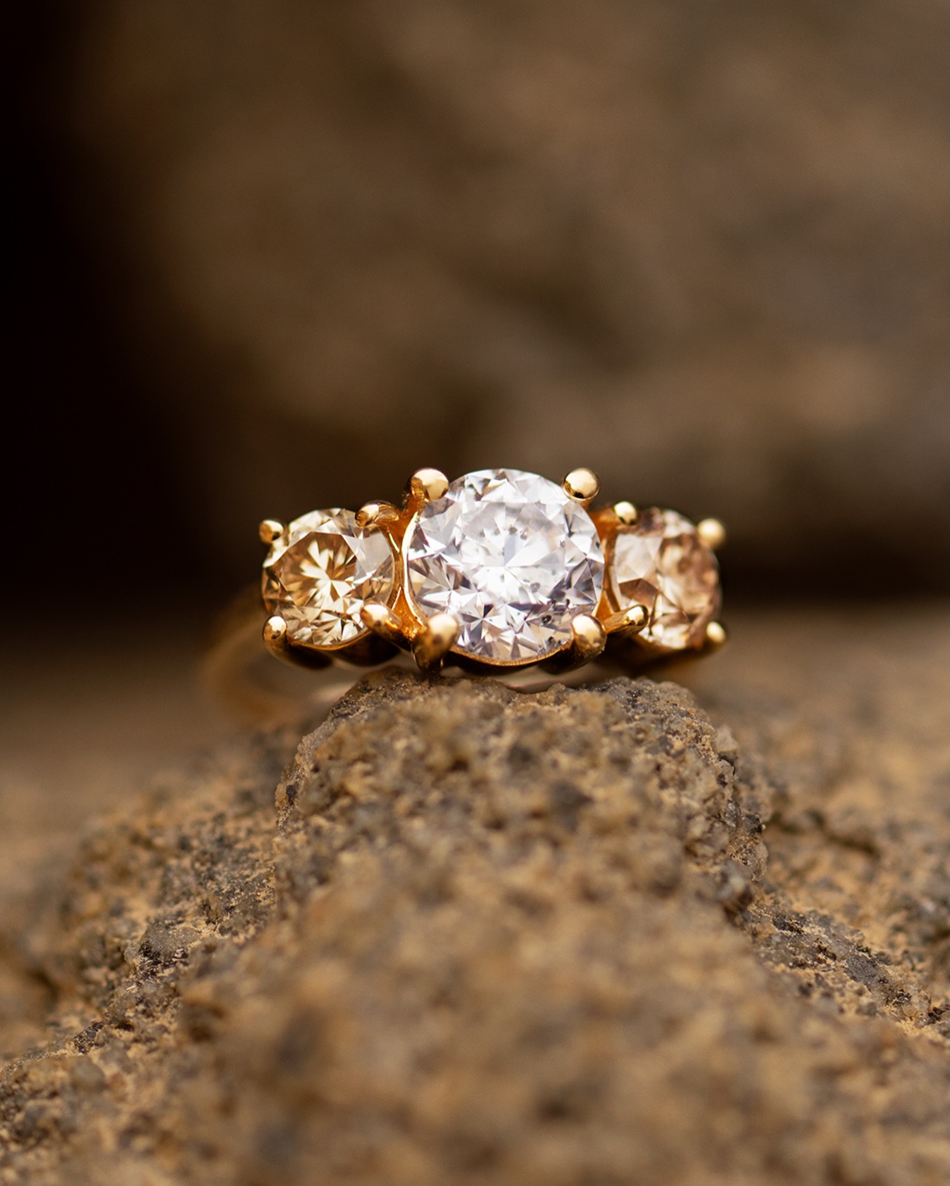 Sunlit white and radiant champagne #desertdiamonds in their natural element? We’re here for it.
#ADiamondIsForever #NaturalDiamonds #DiamondRing #NaturalDiamondRing #TrilogyRing