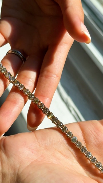 @juliachafe on who she thinks her ombré Desert diamond choker and hoops would look perfect on. Your move @beccaxbloom 👀
#ADiamondIsForever #NaturalDiamonds #DiamondNecklace #DiamondEarrings #desertdiamonds