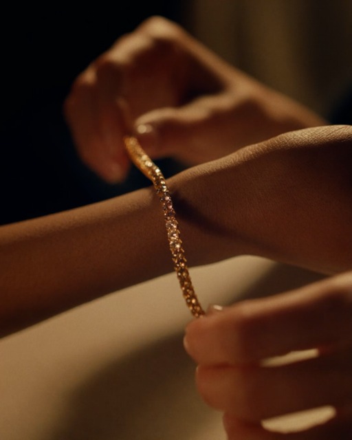 Wrap the year up with #desertdiamonds she’ll wear for years to come.
#ADiamondIsForever #NaturalDiamonds #DiamondBracelet #TennisBracelet