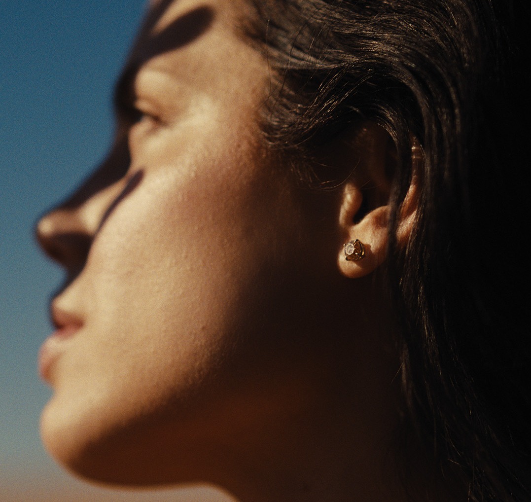 Letting your natural beauty shine alongside #Desertdiamonds that sparkle.
#ADiamondIsForever #NaturalDiamonds #DiamondEarrings #DiamondStuds #JewelryAesthetic