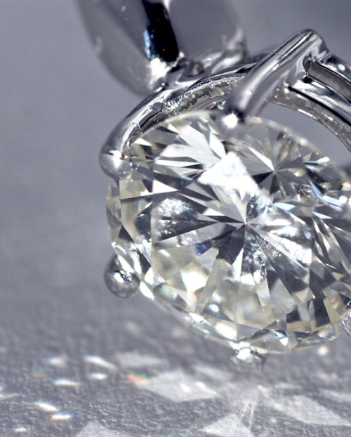 Cut and clarity of a natural diamond