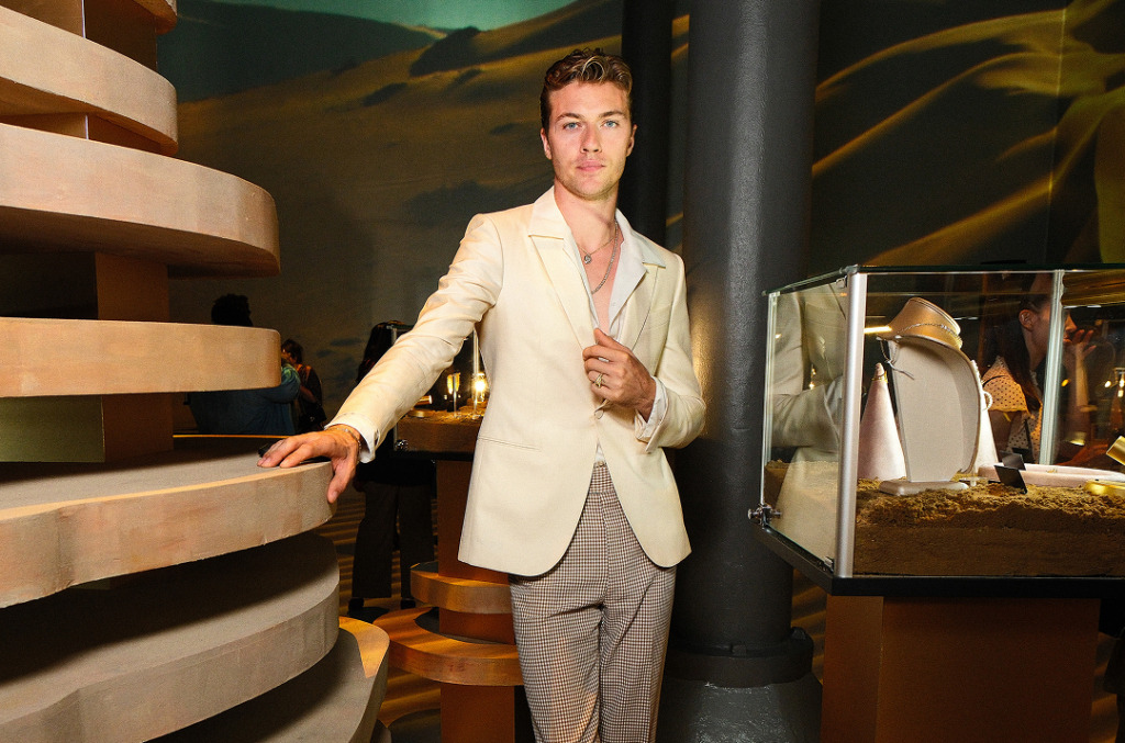 Lucky blue Smith wore a Le Vian necklace and Kay Jewelers pendant, necklace and ring