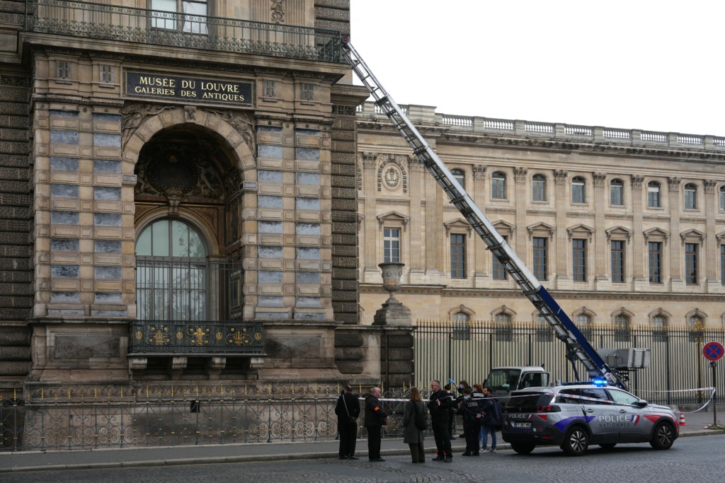Louvre heist thieves leave ladder mounted on back of truck