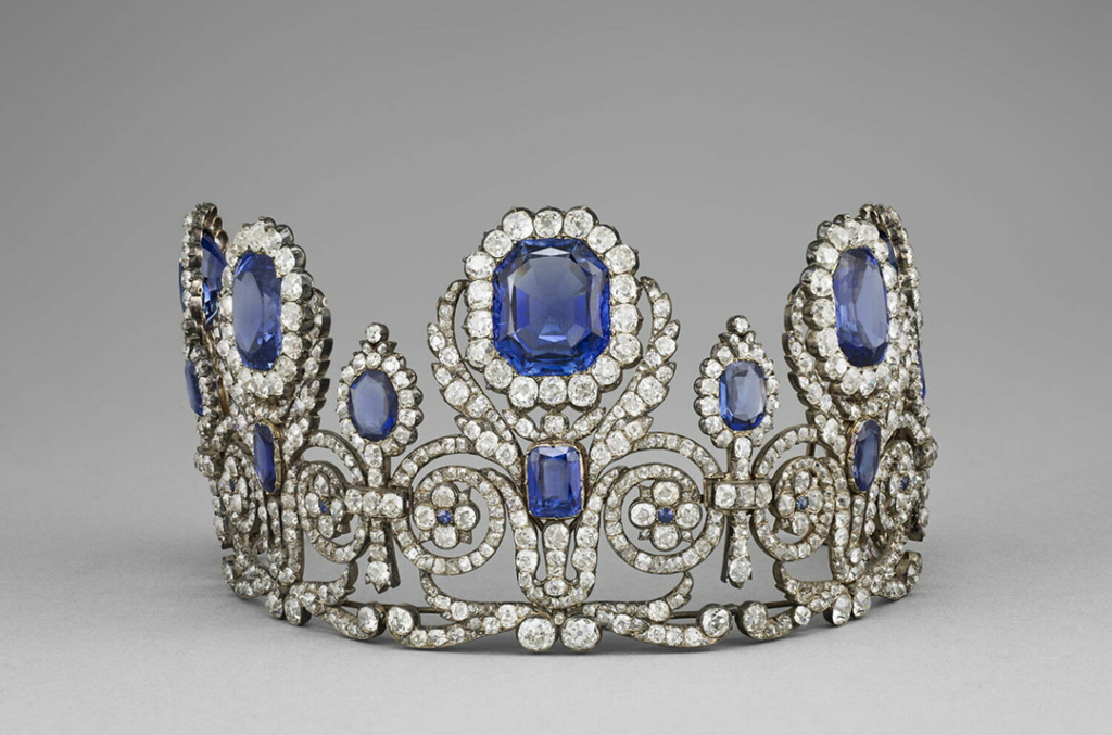 Sapphire and diamond jewelry set stolen from Louvre on Sunday 19 October