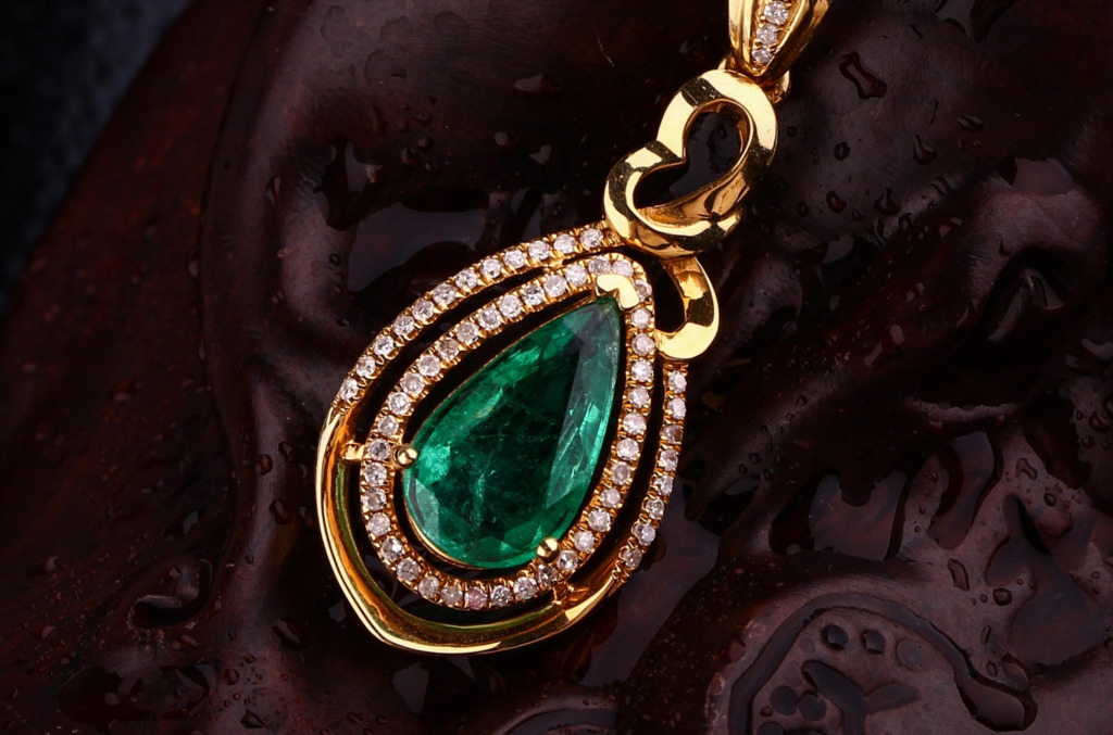 A Chinese diamond necklace