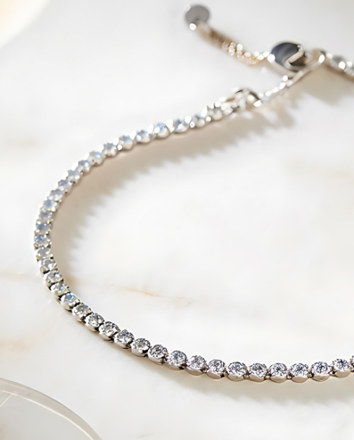 Batch 9 61  Anniversaries milestone years  The best natural diamond jewelry to celebrate love Lead Image 1600 x 675px