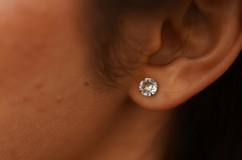 A natural diamond stud earring