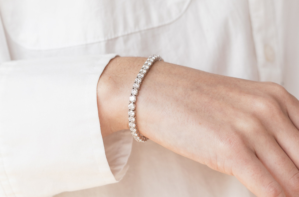 A natural diamond tennis bracelet