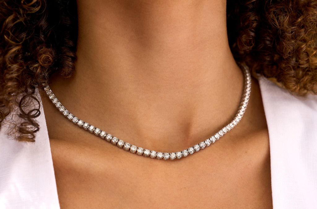 A natural diamond tennis necklace