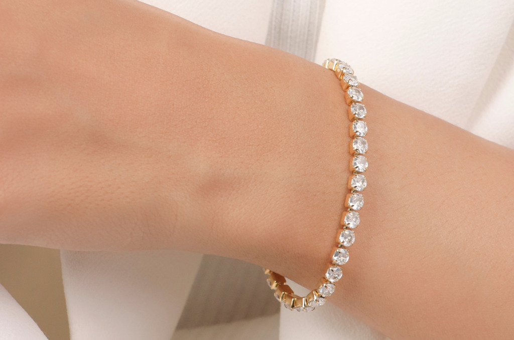 A natural diamond tennis bracelet