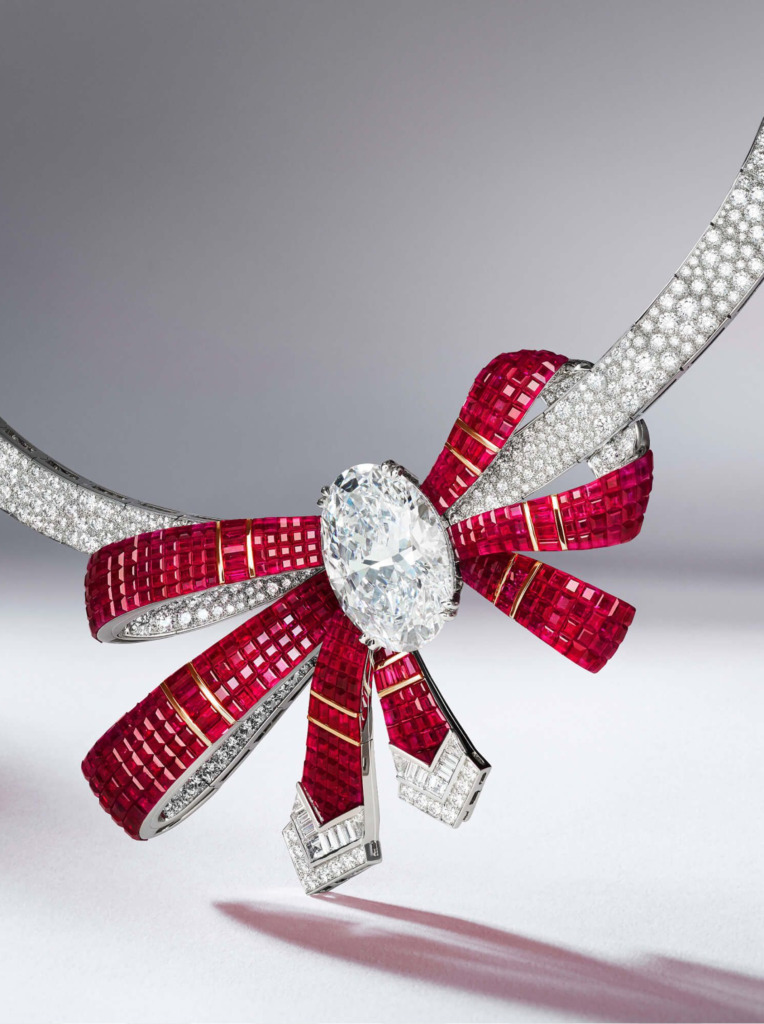 The Volutes Mystérieuses necklace from the Legends of Diamonds high jewelry collection.