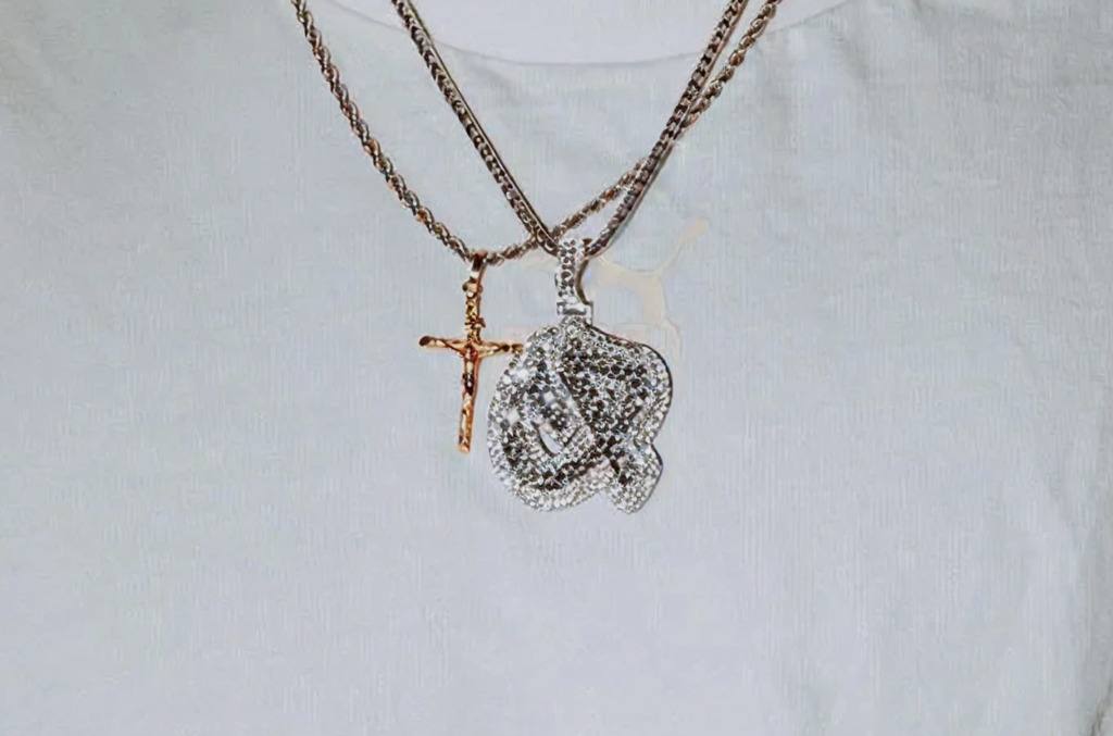Pulisic’s crucifix and chain