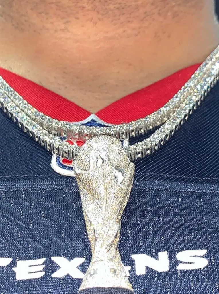 Lucas Hernandez diamond necklace