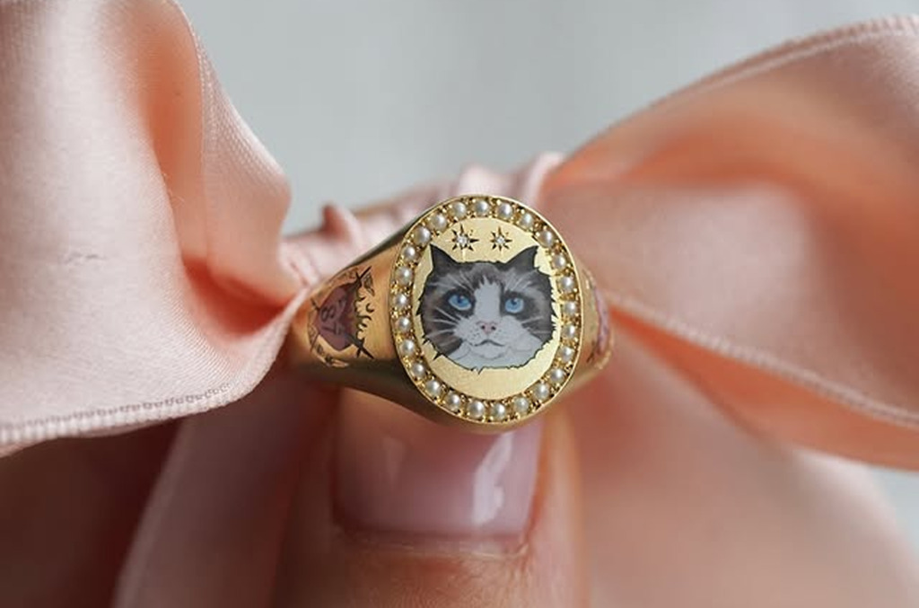 Taylor Swift wearing her cat-inspired signet-style ring