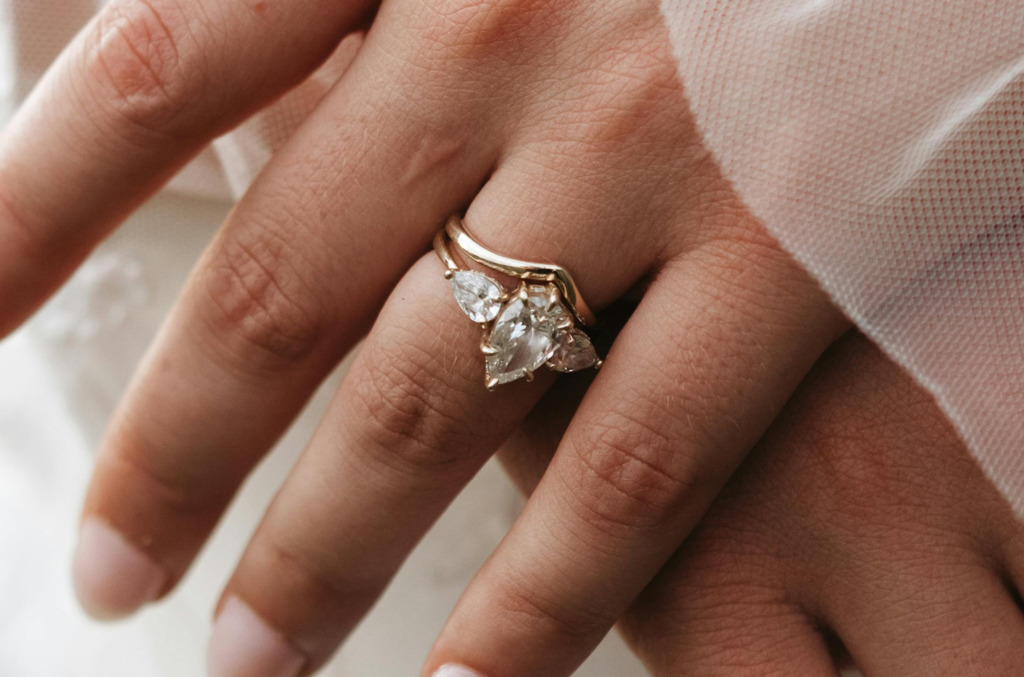 three stone setting pear-shaped diamond