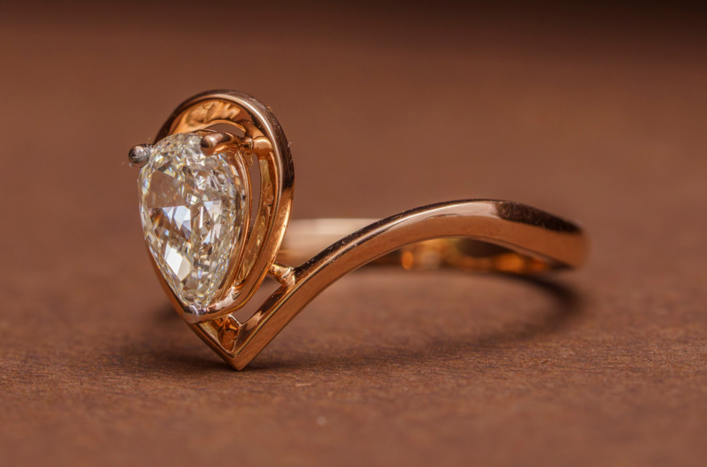 v-prong setting pear-shaped diamond