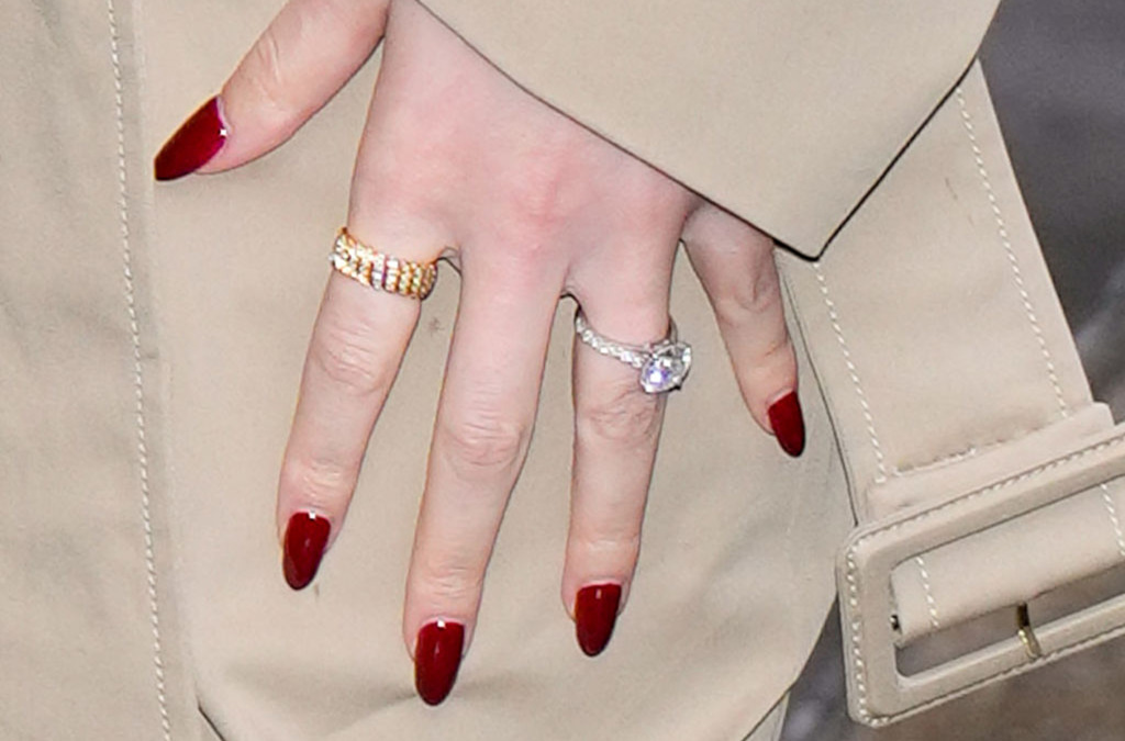 Hailee Steinfeld round brillant natural diamond ring