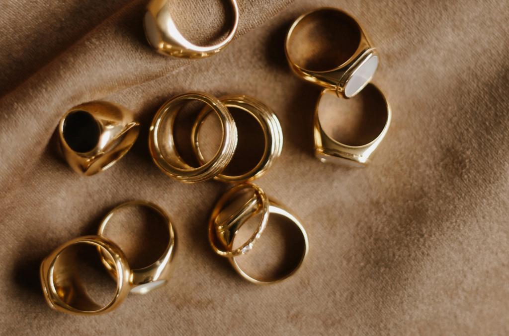 Article 35 How To Measure Ring Size At Home Image 2 Unsplash Option 2