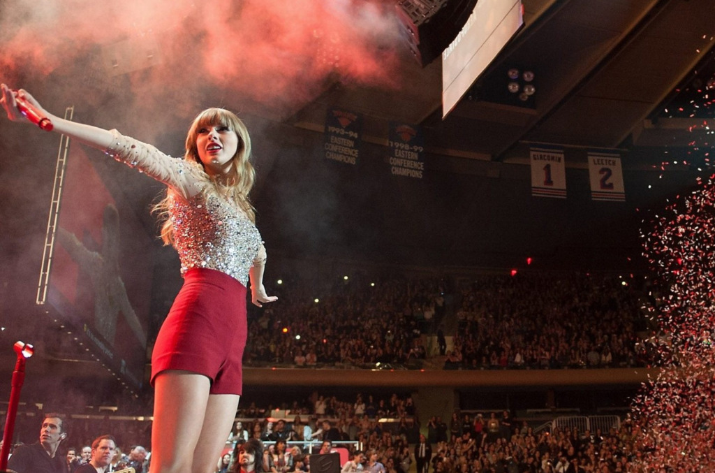 Taylor Performing At Madison Square Gardens