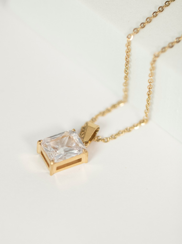 A diamond pendant necklace
